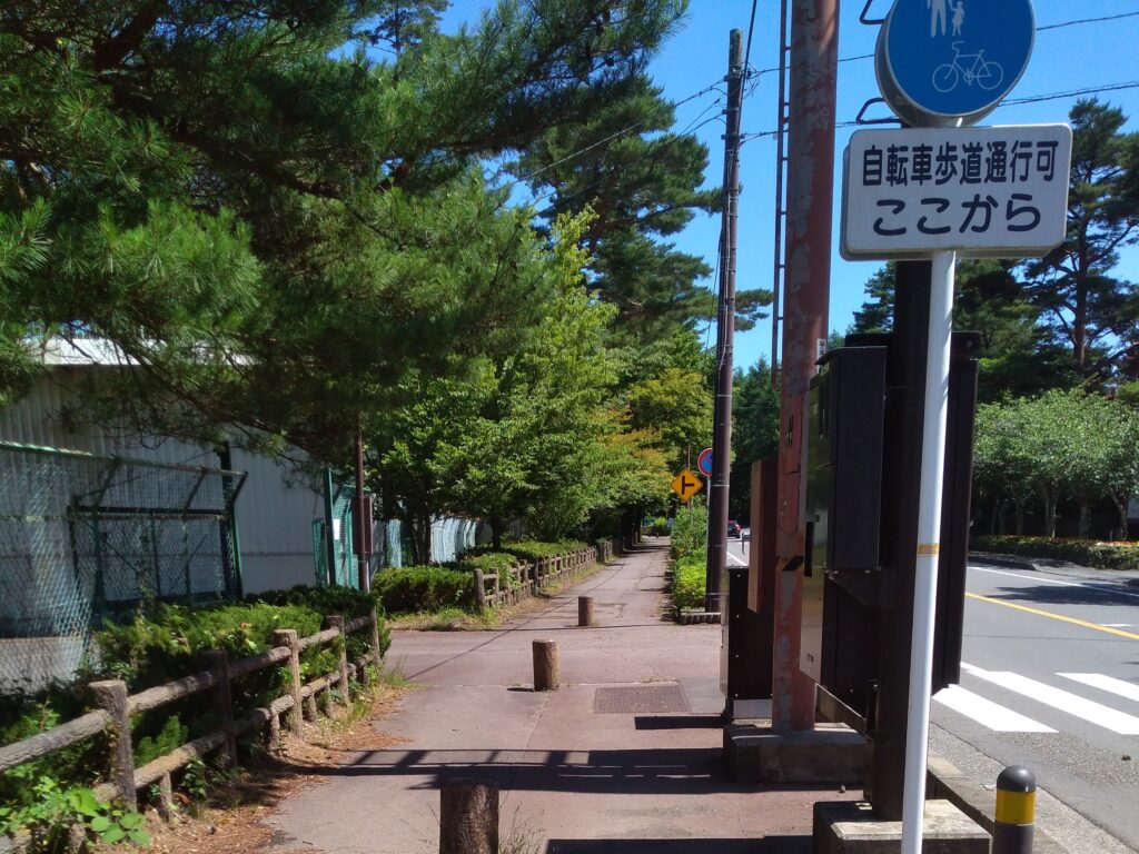 山中湖、国道413号の歩道の様子