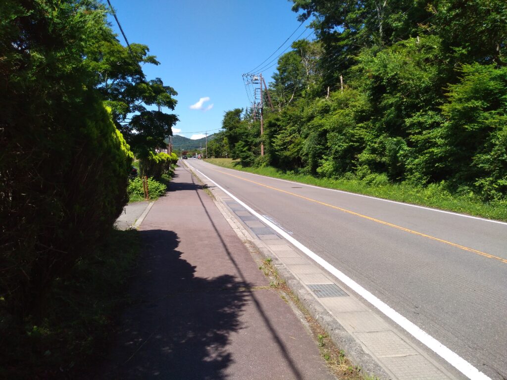 山中湖国道413号線の直線道路と歩道