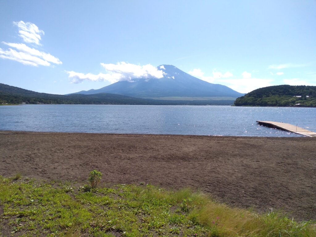 山梨県道715号富士吉田山中湖自転車道線（山中湖サイクリングロード）沿いから見た山中湖と富士山