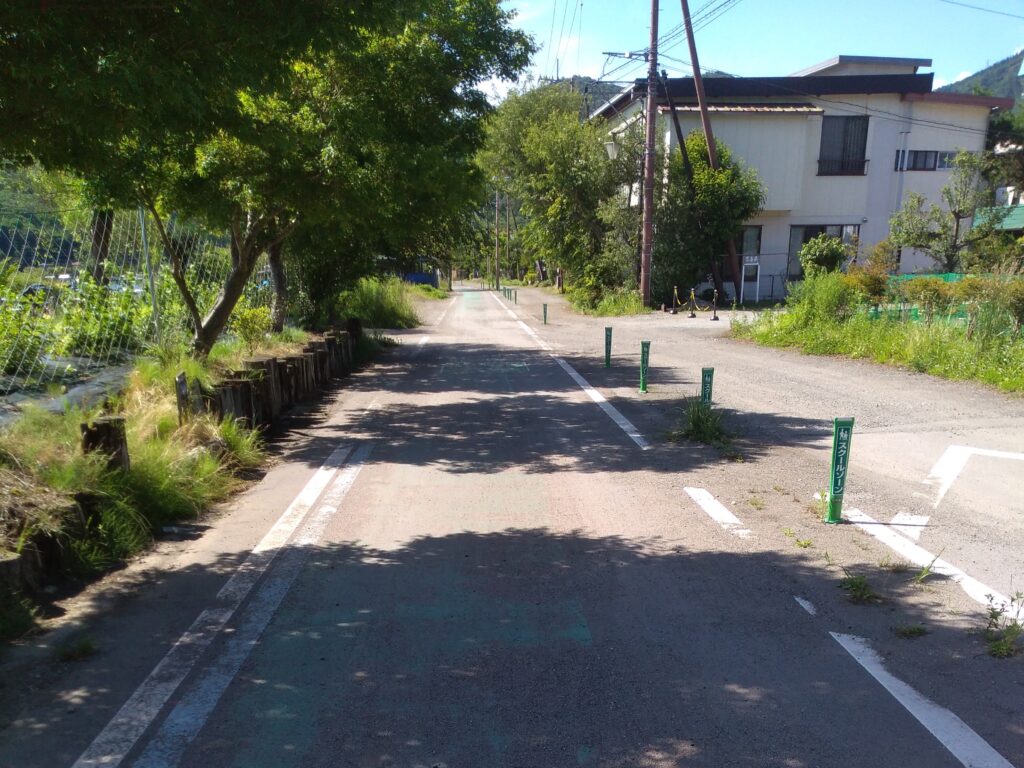 山梨県道715号富士吉田山中湖自転車道線（山中湖サイクリングロード）沿いの様子、レークピア岳麓の付近