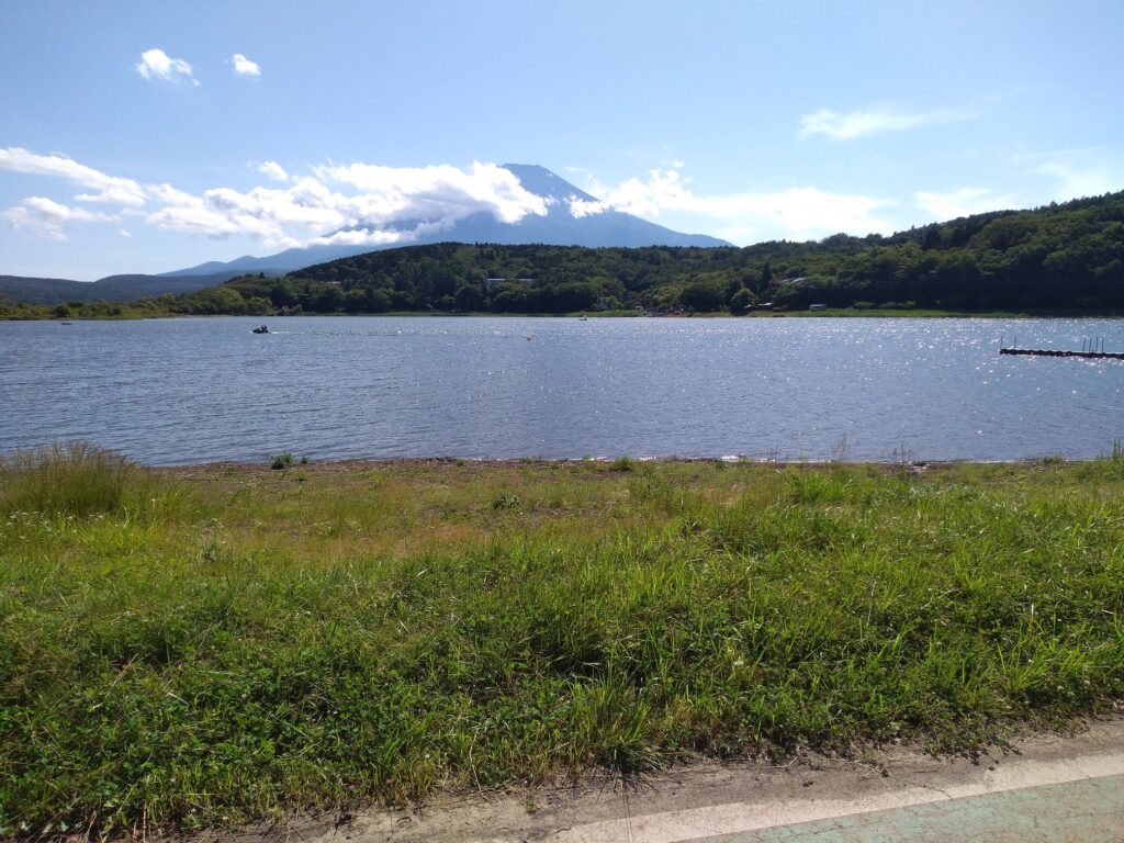 山梨県道715号富士吉田山中湖自転車道線（山中湖サイクリングロード）から見たみさきと富士山