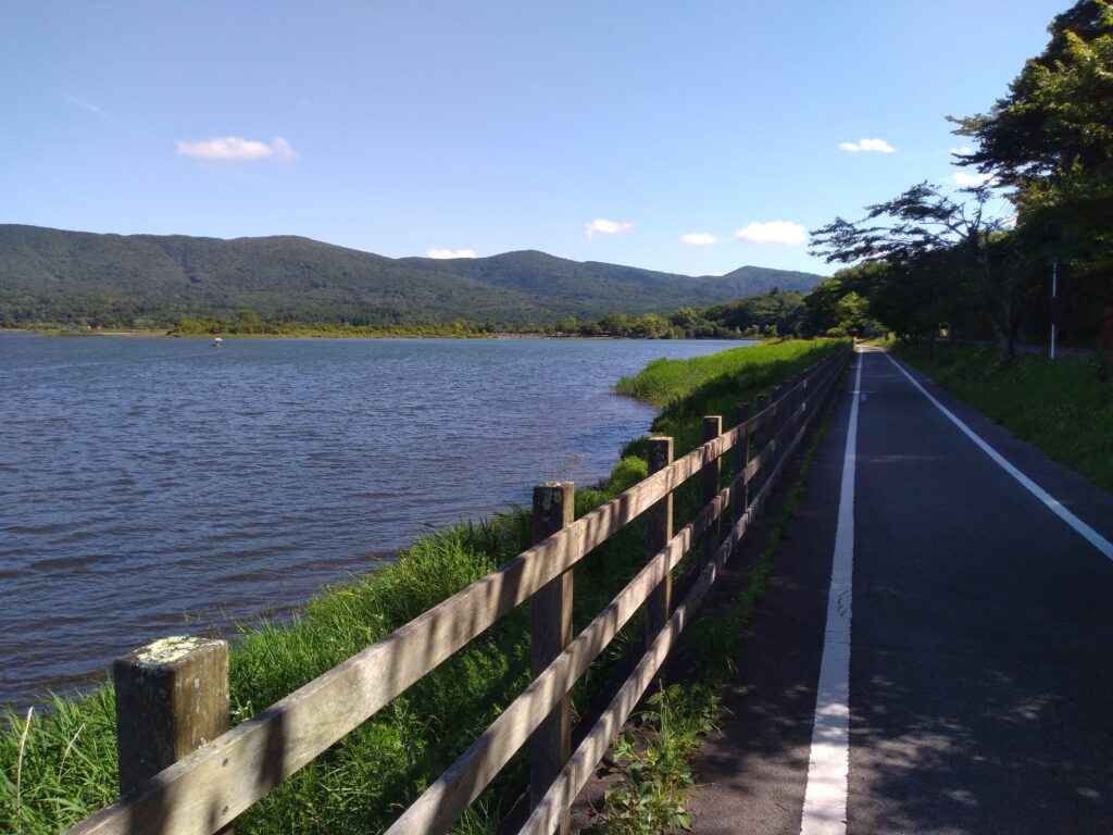 山梨県道715号富士吉田山中湖自転車道線（山中湖サイクリングロード）と旧みさきキャンプ場