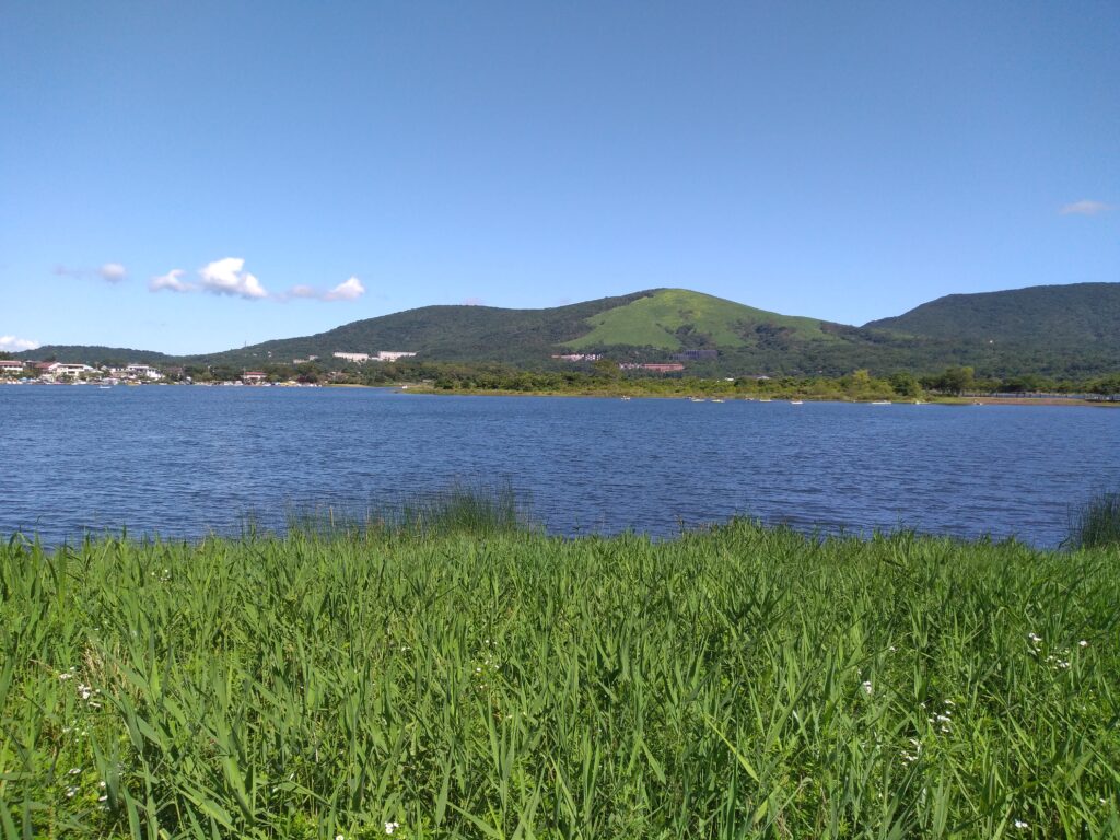 山梨県道715号富士吉田山中湖自転車道線（山中湖サイクリングロード）から見た明神山