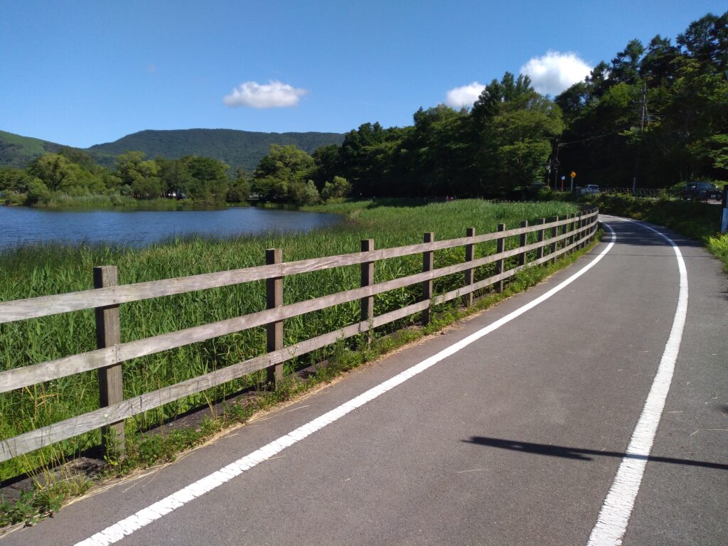 山梨県道715号富士吉田山中湖自転車道線（山中湖サイクリングロード）から見た旧みさきキャンプ場