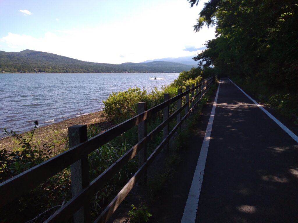 山梨県道715号富士吉田山中湖自転車道線（山中湖サイクリングロード）と水上バイク