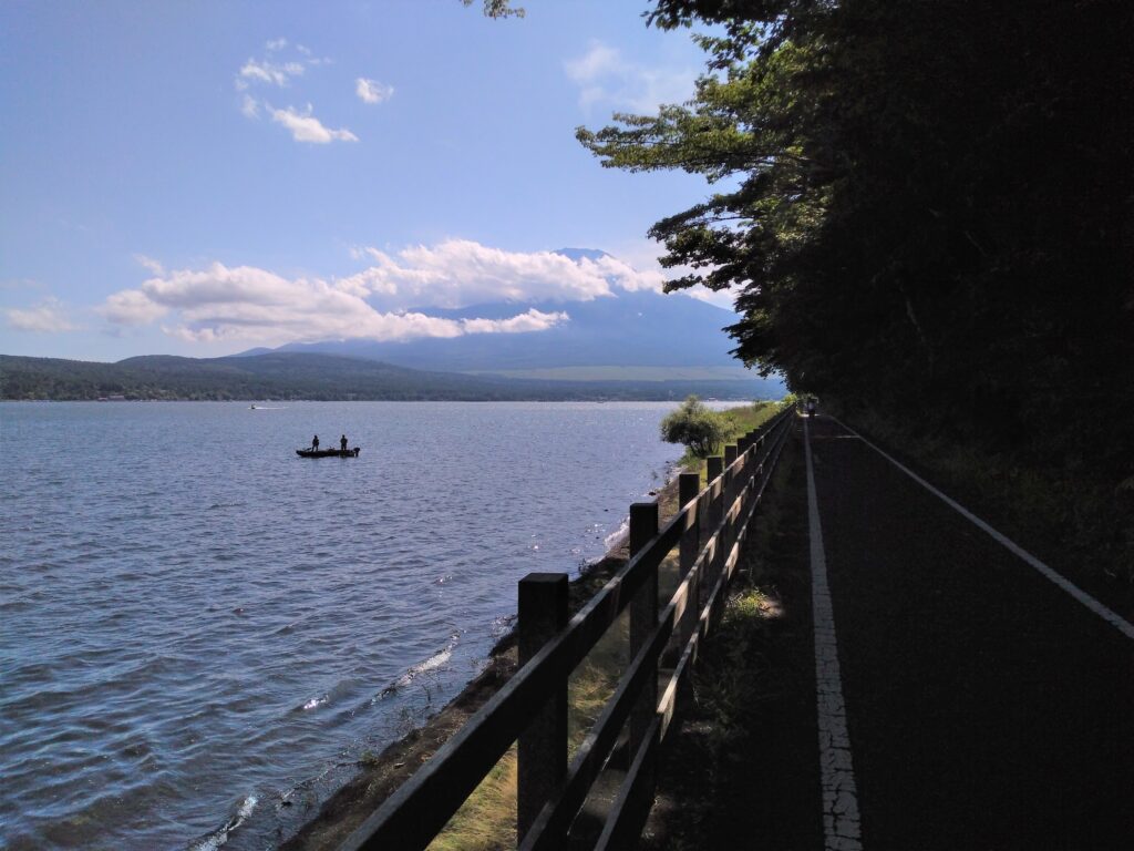 山梨県道715号富士吉田山中湖自転車道線（山中湖サイクリングロード）と釣り客