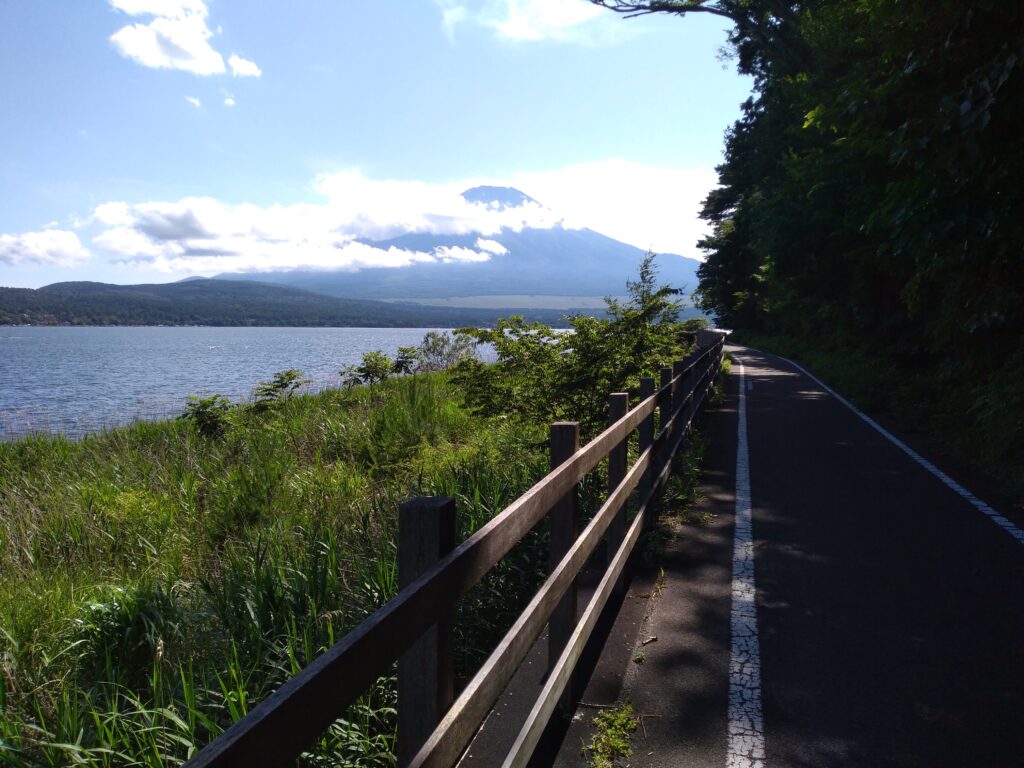 山梨県道715号富士吉田山中湖自転車道線（山中湖サイクリングロード）と富士山