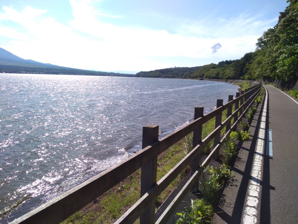 ずっと続く山梨県道715号富士吉田山中湖自転車道線（山中湖サイクリングロード）