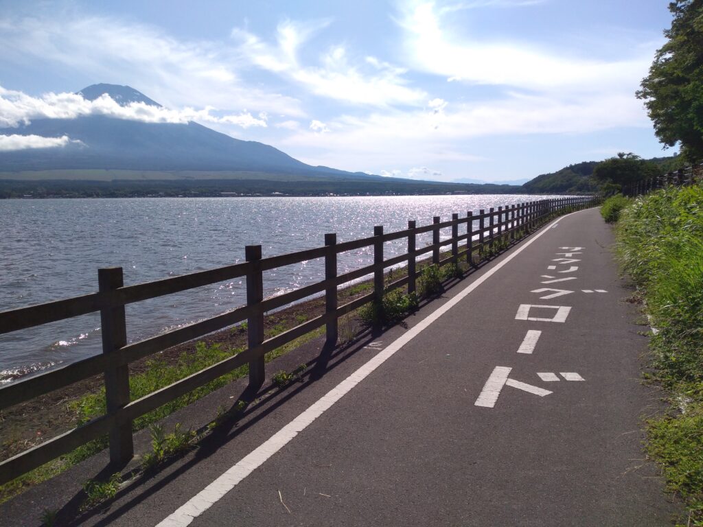 山梨県道715号富士吉田山中湖自転車道線（山中湖サイクリングロード）が続く