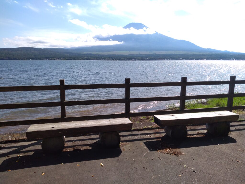 山梨県道715号富士吉田山中湖自転車道線（山中湖サイクリングロード）のベンチと富士山