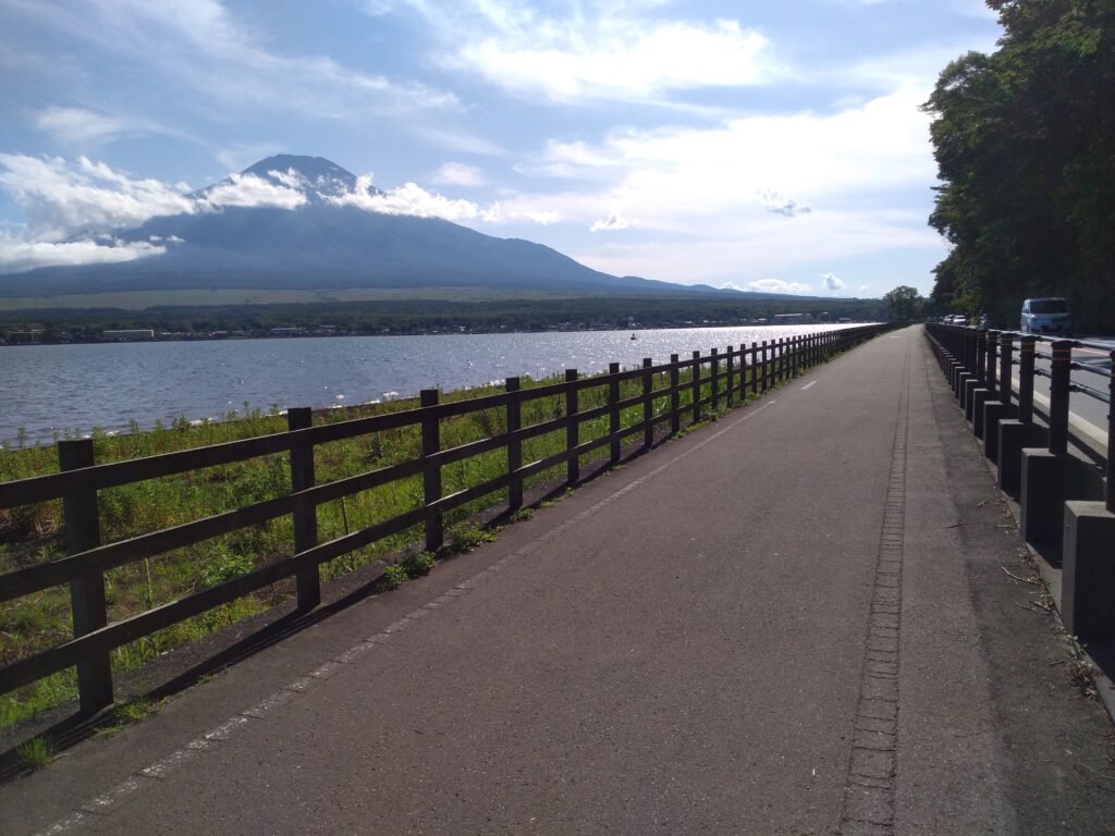 山中湖のサイクリングロードと富士山