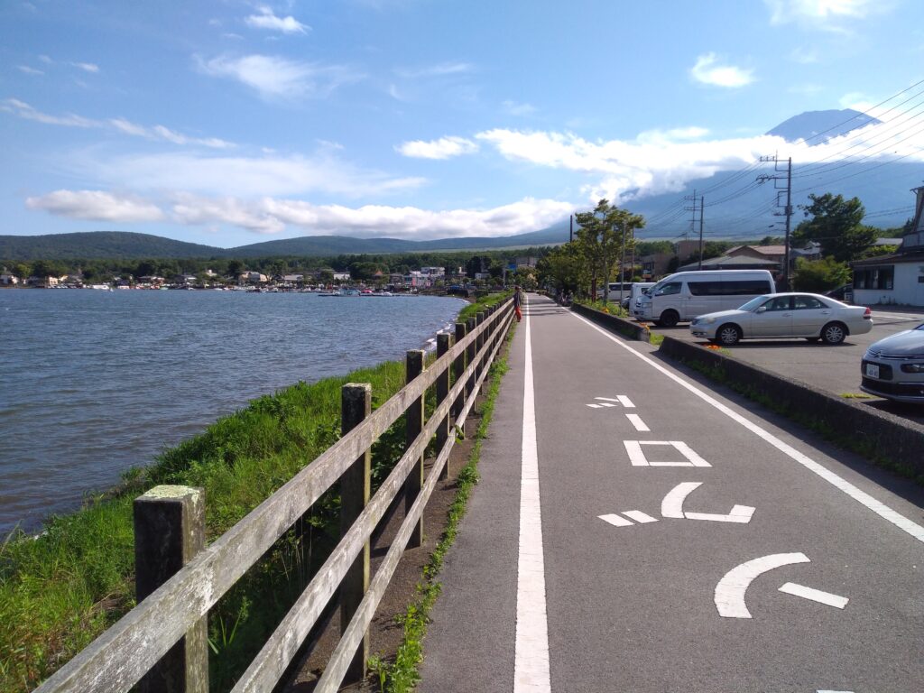 山中湖のサイクリングロードと富士山