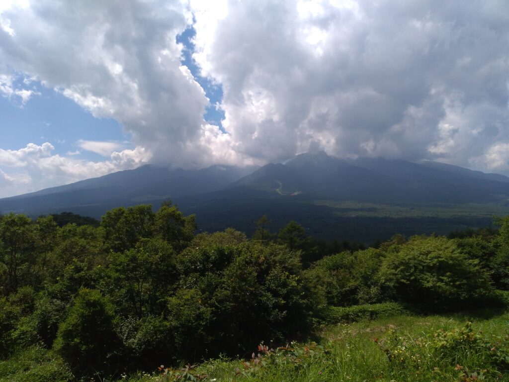 13時51分飯盛山登山道　八ヶ岳の様子