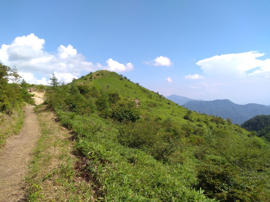 14時47分飯盛山登山道